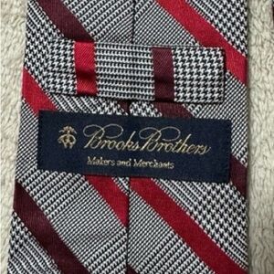 Brooks Brothers Red Tie With Black & White Stripes 100% Silk Men's Necktie
